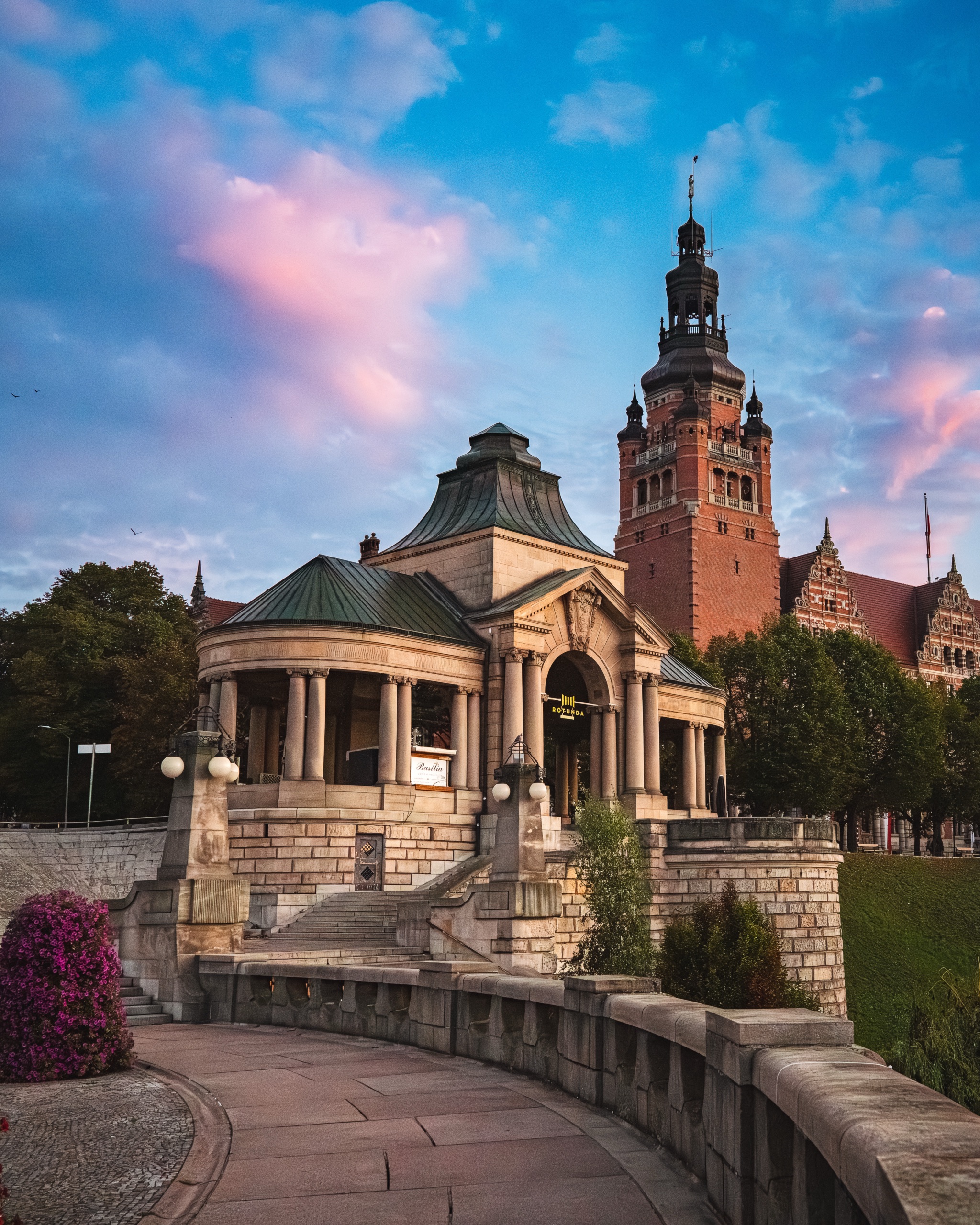 Przykładowe zdjęcie wykonane obiektywem Sigma 28–105 mm przy 28 mm w miejskiej scenie